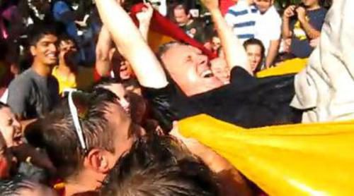 Lorenzo Milá es manteado por aficionados españoles en Washington