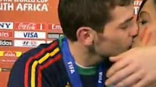 Íker Casillas besa a Sara Carbonero en directo