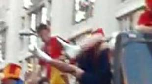 Arbeloa se cae durante el paseo triunfal de la Selección Española en Madrid