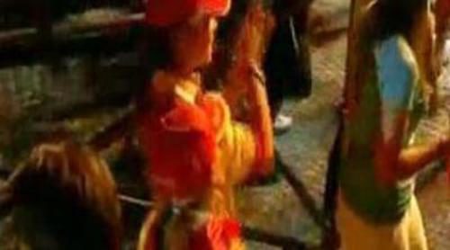 La infanta Elena celebra la victoria de la Selección bailando el "Waka Waka"