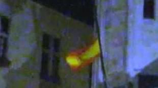 Un fan iza la bandera española en el ayuntamiento de Bruselas