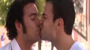Cesc Fàbregas besa a Raúl Gómez en 'Caiga Quien Caiga'