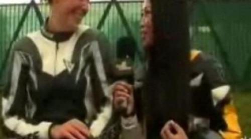 Usun Yoon aprende a montar en moto en 'El intermedio'