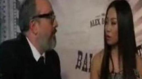 Usun Yoon entrevista a Álex de la Iglesia en 'El intermedio'