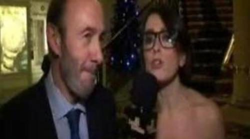 Thais Villas pregunta sobre 2010 a los políticos en 'El intermedio'