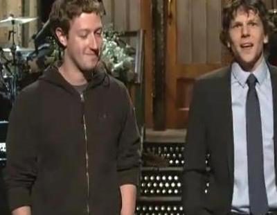 Mark Zuckerberg conoce a Jesse Eisenberg en 'SNL'