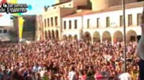 Llegada a Badajoz de los dos autobuses de la Caravana de Palomos