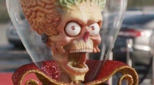 Anuncio extendido de Walmart para la Super Bowl 2020, con multitud de visitantes espaciales icónicos