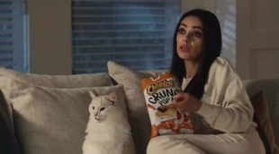 Anuncio de Cheetos para la Super Bowl 2021, con Mila Kunis engañando a Ashton Kutcher