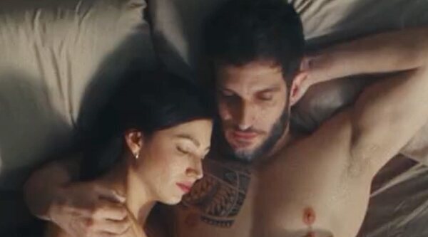 Sexo, mentiras y un candente crimen en el tráiler de 'El cuerpo en llamas', la nueva serie española de Netflix