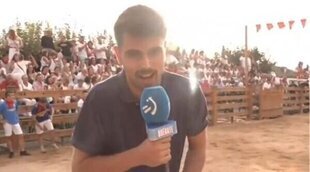 Sacan a la fuerza a un reportero de ETB a la plaza y es embestido por una vaquilla en pleno directo