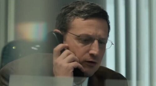 HBO destapa una conspiración delirante en el tráiler de 'The Chair Company'