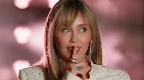 Miley Cyrus recupera la peluca de Hannah Montana en el teaser del especial por el 20º aniversario