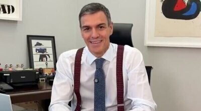 Pedro Sánchez aparece por sorpresa en el 20º aniversario de 'El intermedio' para felicitar a Wyoming