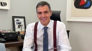 Pedro Sánchez aparece por sorpresa en el 20º aniversario de 'El intermedio' para felicitar a Wyoming