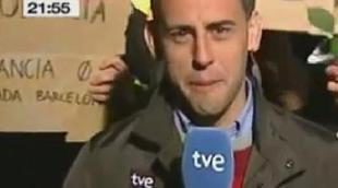 Los "indignados" del 15M se manifiestan durante una conexión en directo de TVE