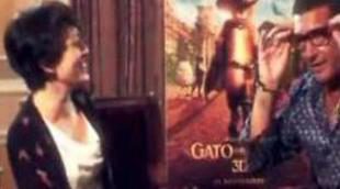 Antonio Banderas le quita las gafas a Thais Villas en 'El intermedio'