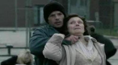 Un preso ataca a su madre para salir de la cárcel en 'Ex-Convictos'