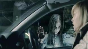 Una niña fantasma asusta a una conductora en el anuncio de Phones4U