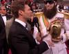 "El Dictador" esparce sobre Ryan Seacrest las cenizas de Kim Jong-il en los Oscar 2012