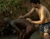 Los hombres de la familia Berhanyer se niegan a bañarse desnudos en 'Perdidos en la tribu'