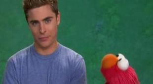 Zac Efron enseña a Elmo la palabra "paciencia" en 'Barrio Sésamo'