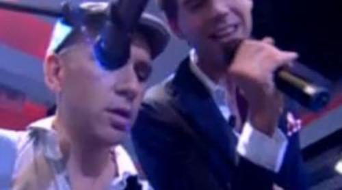 Mika canta "Relax" y bromea con Petancas durante la publicidad de 'El hormiguero'