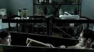 Daniel Radcliffe y Jon Hamm comparten bañera en 'A Young's Doctor Notebook'
