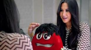 Naya Rivera ('Glee') se enamora de un M&M en uno de los anuncios de la Super Bowl