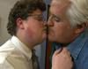 Jay Leno imita el anuncio de la Super Bowl 2013 besando a Jesse Heiman
