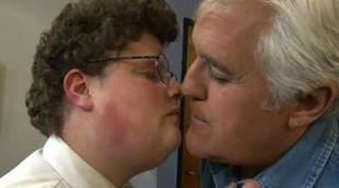 Jay Leno imita el anuncio de la Super Bowl 2013 besando a Jesse Heiman