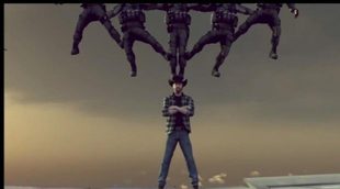 Parodia: Chuck Norris, más duro que Van Damme, separa dos aviones