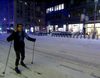 Andy Samberg, esquiando por el centro de Nueva York para llegar al show de David Letterman