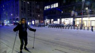 Andy Samberg, esquiando por el centro de Nueva York para llegar al show de David Letterman