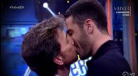 Pablo Motos y Miguel Ángel Silvestre se besan en un apasionado encuentro en 'El Hormiguero'