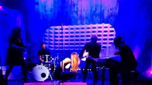 Rebecca Ferguson, finalista de 'The X Factor', se desmaya en directo en televisión