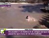 Un reportero de Canal Sur se cae al río en directo