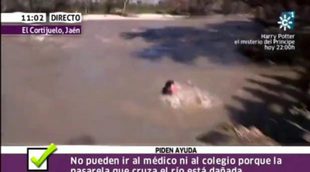 Un reportero de Canal Sur se cae al río en directo