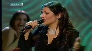 Rosa con "Europe's Living a Celebration", representante de España en Eurovisión 2002