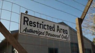 Trailer de 'Manhattan', cuenta la vida de unos científicos y sus familias durante la creación de la primera bomba atómica