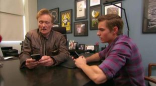 Conan O'Brien y Dave Franco prueban Tinder en televisión