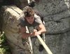 El actor Zac Efron se la juega cruzando un barranco en el programa 'Running Wild' de Bear Grylls