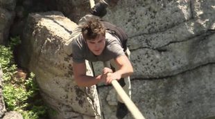 El actor Zac Efron se la juega cruzando un barranco en el programa 'Running Wild' de Bear Grylls