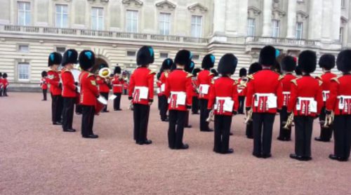 La Guardia de la Reina de Inglaterra interpreta la sintonía de 'Juego de Tronos' en Buckingham Palace