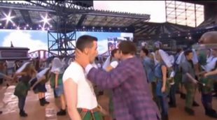 El beso gay de John Barrowman en la inauguración de los juegos de la Commonwealth 2014