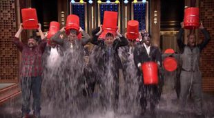 Jimmy Fallon y su equipo cumplen el reto del cubo de agua helada