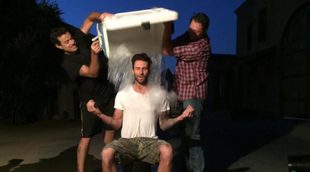 Adam Levine, Blake Shelton y Carson Daly cumplen el reto del cubo de agua helada