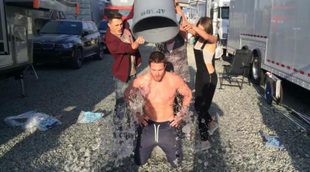 Stephen Amell de 'Arrow' cumple el reto del cubo de agua helada