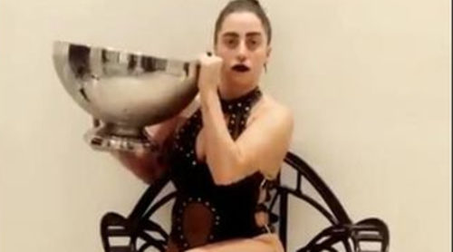 Lady Gaga cumple el reto del cubo de agua helada