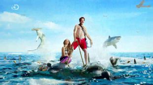 Una pareja navega en medio del mar entre tiburones en la promo de 'Sharktember' de Discovery Channel